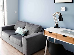 Retro and the mint - Średnia biała niebieska z biurkiem sypialnia, styl skandynawski - zdjęcie od SHOKO.design