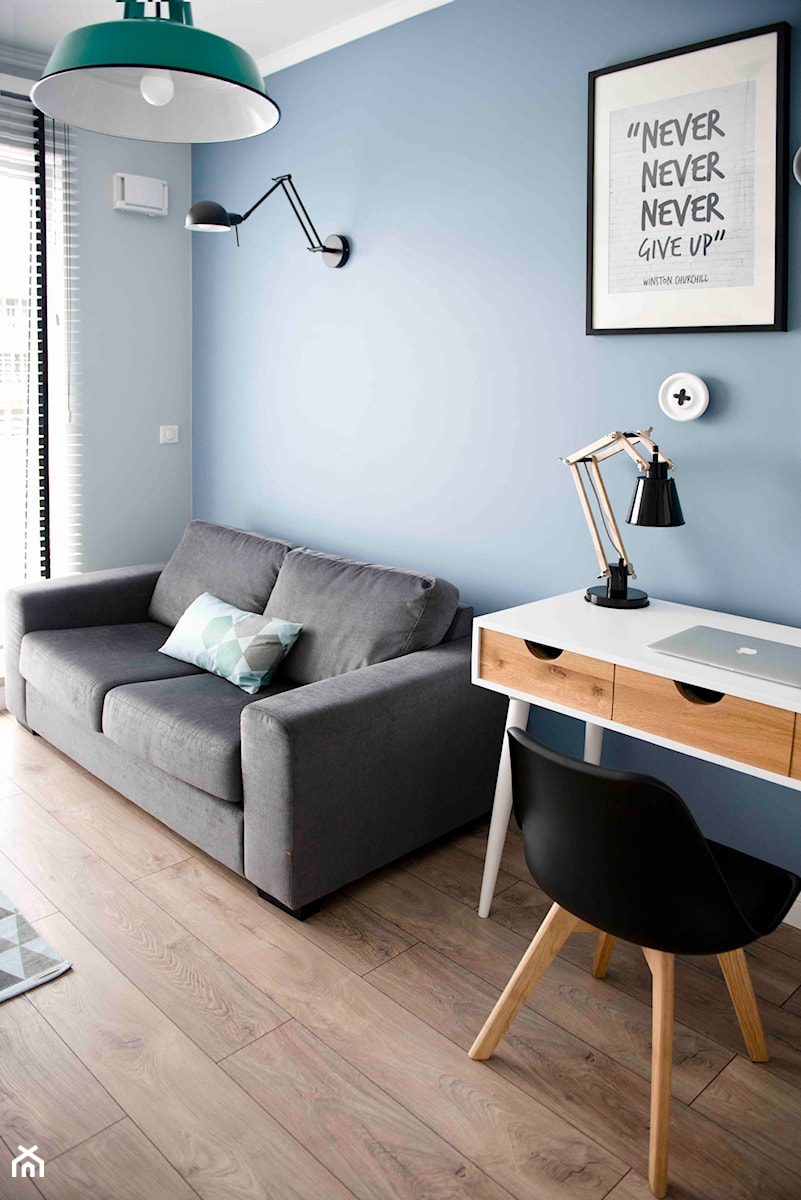 Retro and the mint - Średnia biała niebieska z biurkiem sypialnia, styl skandynawski - zdjęcie od SHOKO.design