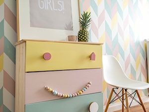 Modern BOHO. - Mały biały pokój dziecka dla dziecka dla nastolatka dla dziewczynki, styl skandynawski - zdjęcie od SHOKO.design