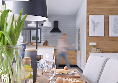 100% organic - Średnia otwarta z salonem biała z zabudowaną lodówką kuchnia w kształcie litery l, styl skandynawski - zdjęcie od SHOKO.design