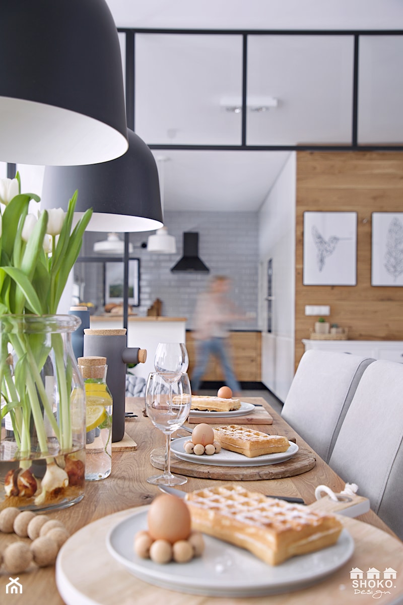 100% organic - Średnia otwarta z salonem biała z zabudowaną lodówką kuchnia w kształcie litery l, styl skandynawski - zdjęcie od SHOKO.design