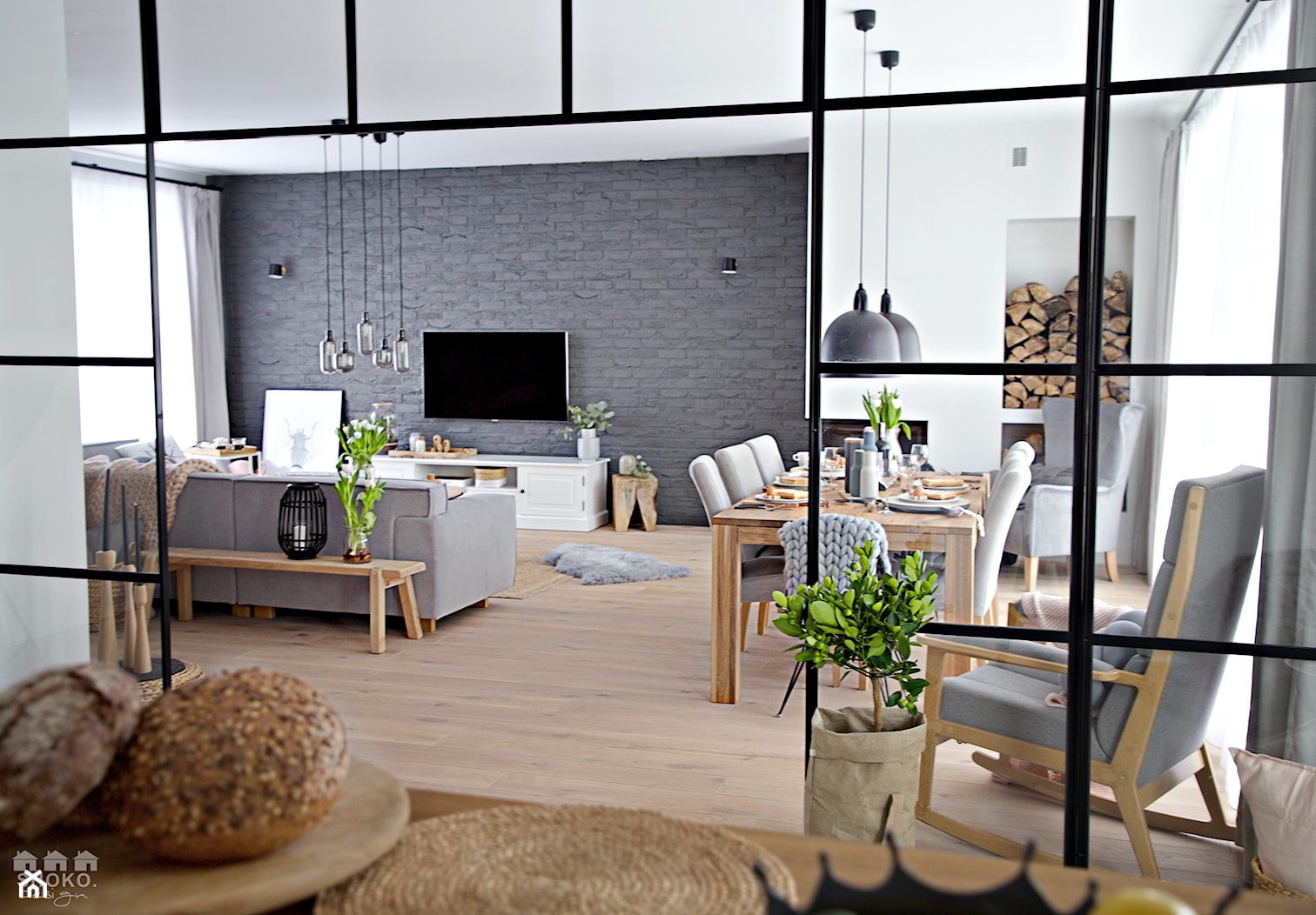100% organic - Duży biały szary salon z jadalnią, styl skandynawski - zdjęcie od SHOKO.design - Homebook