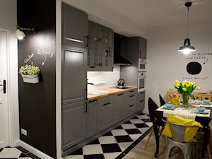 HOLE to another Universe - Mała otwarta z salonem biała z zabudowaną lodówką z nablatowym zlewozmywakiem kuchnia jednorzędowa, styl nowoczesny - zdjęcie od SHOKO.design