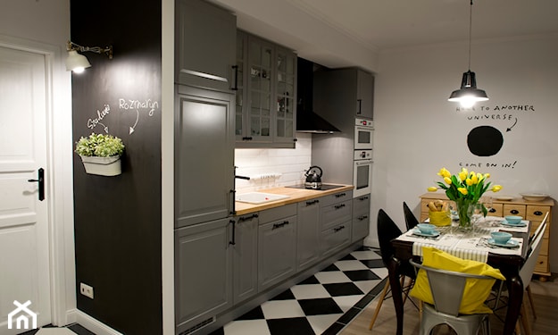 szare meble kuchenne, podłoga w szachownicę w kuchni, metalowe krzesła kuchenne