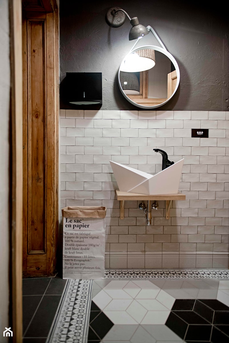 Ptasia łazienka - Mała na poddaszu bez okna łazienka - zdjęcie od SHOKO.design