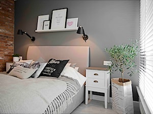 Riviera of blue - Średnia brązowa szara sypialnia, styl minimalistyczny - zdjęcie od SHOKO.design