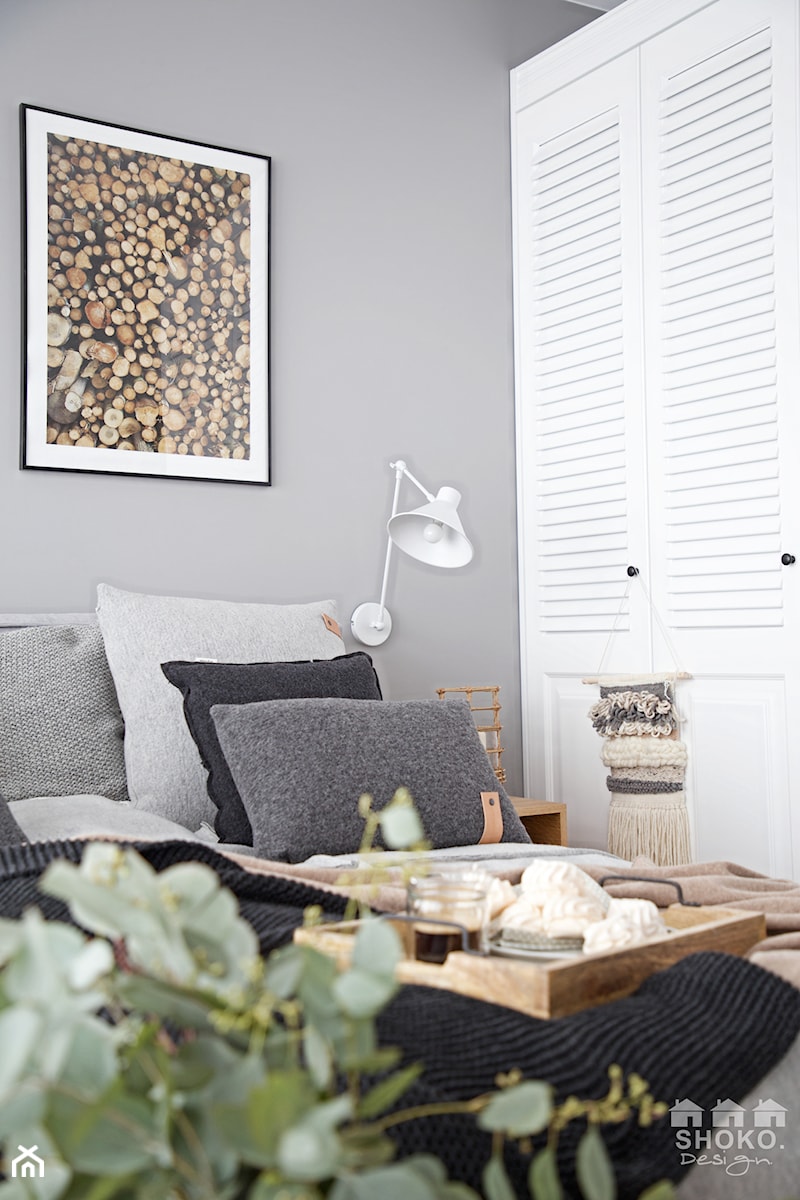100% organic - Mała szara sypialnia, styl skandynawski - zdjęcie od SHOKO.design
