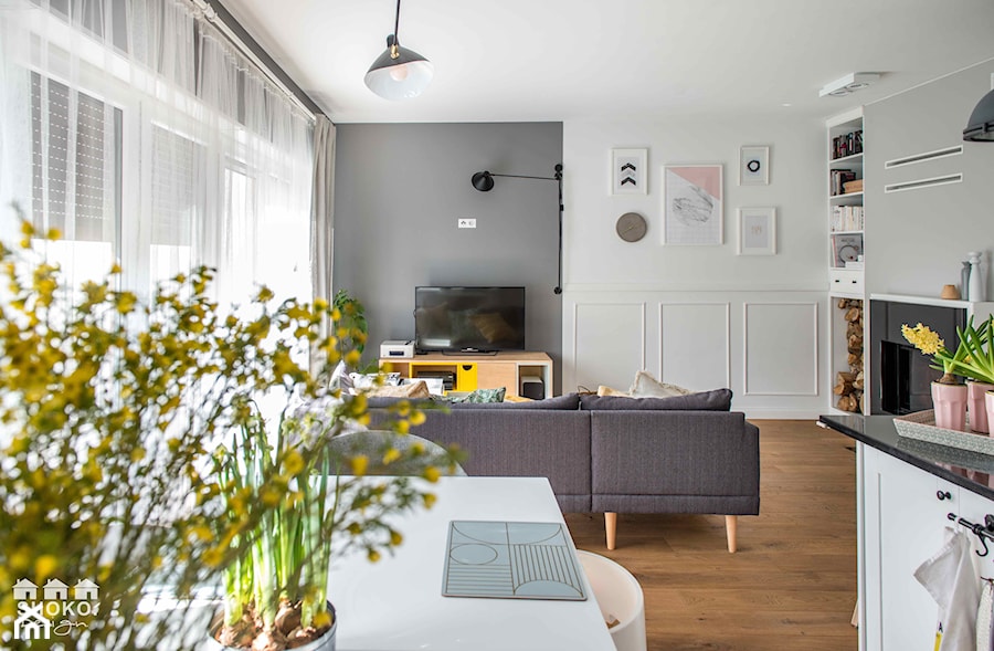 Modern BOHO. - Średni biały czarny salon z kuchnią z jadalnią, styl skandynawski - zdjęcie od SHOKO.design