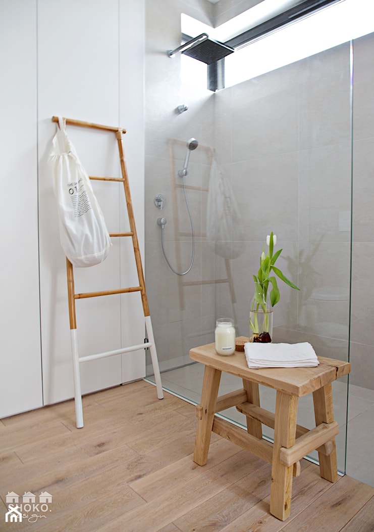 100% organic - Mała łazienka z oknem, styl minimalistyczny - zdjęcie od SHOKO.design - Homebook