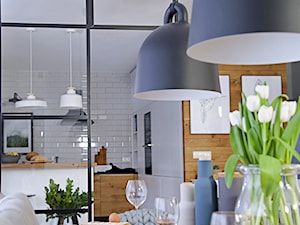 100% organic - Duża zamknięta biała z zabudowaną lodówką kuchnia w kształcie litery l, styl skandynawski - zdjęcie od SHOKO.design
