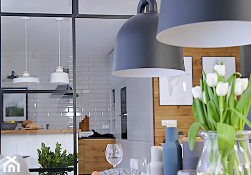 100% organic - Duża zamknięta biała z zabudowaną lodówką kuchnia w kształcie litery l, styl skandynawski - zdjęcie od SHOKO.design