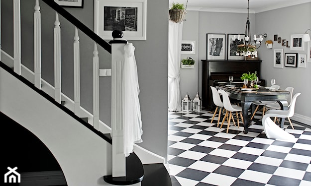czarno-biała podłoga i schody