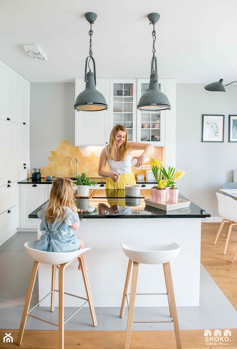 Modern BOHO. - Średnia otwarta z salonem z kamiennym blatem szara z zabudowaną lodówką z nablatowym zlewozmywakiem kuchnia w kształcie litery l z wyspą lub półwyspem, styl skandynawski - zdjęcie od SHOKO.design