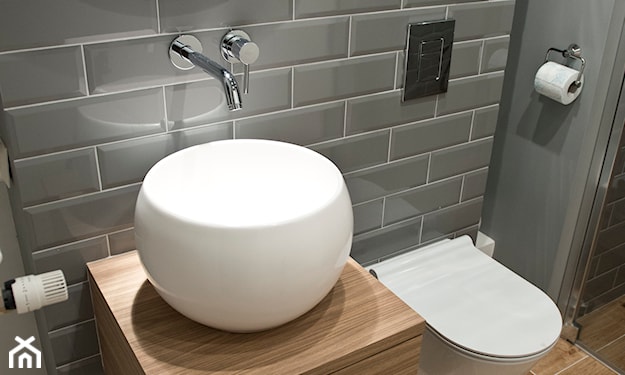 mała łazienka w stylu skandynawskim, szare płytki łazienkowe, płytki o fakturze drewna