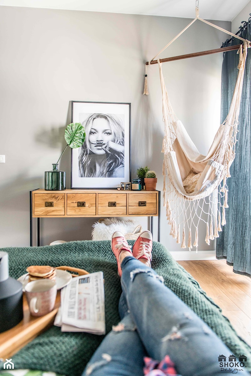 Modern BOHO. - Mała szara sypialnia, styl skandynawski - zdjęcie od SHOKO.design