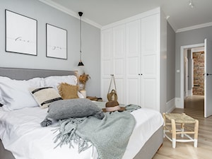 Gray pudding - Średnia szara sypialnia, styl skandynawski - zdjęcie od SHOKO.design