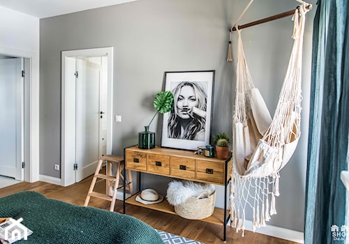 Modern BOHO. - Średnia biała szara sypialnia, styl skandynawski - zdjęcie od SHOKO.design