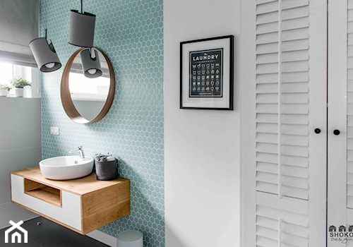 Modern BOHO. - Średnia z lustrem łazienka z oknem, styl nowoczesny - zdjęcie od SHOKO.design