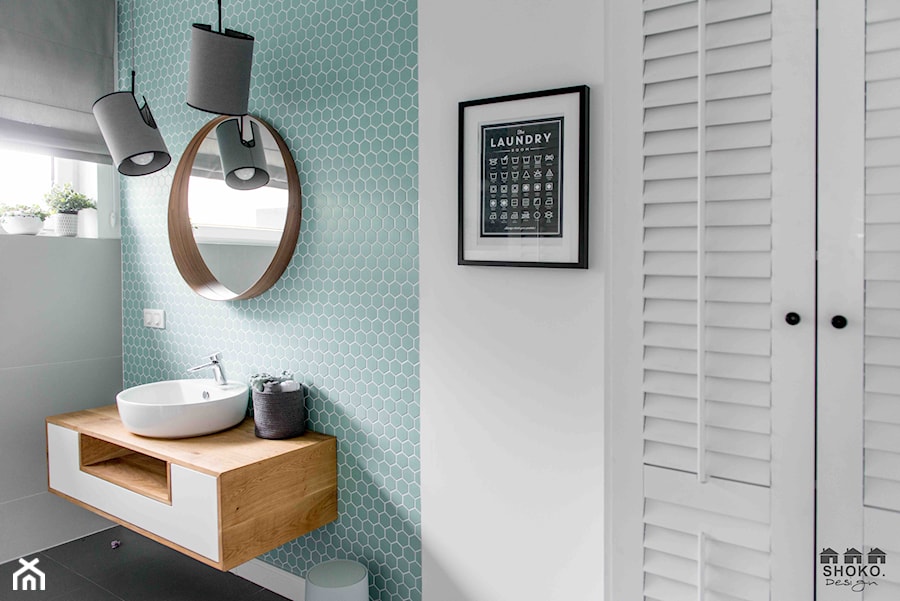 Modern BOHO. - Średnia z lustrem łazienka z oknem, styl nowoczesny - zdjęcie od SHOKO.design