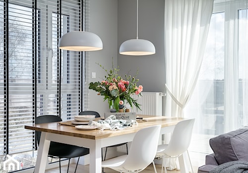 Gray pudding - Średnia biała szara jadalnia w salonie, styl skandynawski - zdjęcie od SHOKO.design