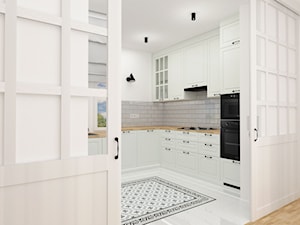 Kuchnia w stylu prowansalskim - Duża otwarta biała szara z zabudowaną lodówką z nablatowym zlewozmywakiem kuchnia w kształcie litery u z oknem, styl prowansalski - zdjęcie od KDK Design
