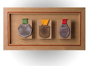 Wieszak na trzy medale, dębowy - zdjęcie od GregSarna