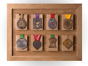 Wieszak na osiem medali, dębowy - zdjęcie od GregSarna