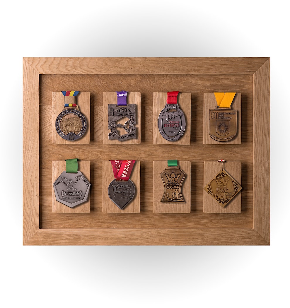 Wieszak na osiem medali, dębowy - zdjęcie od GregSarna - Homebook