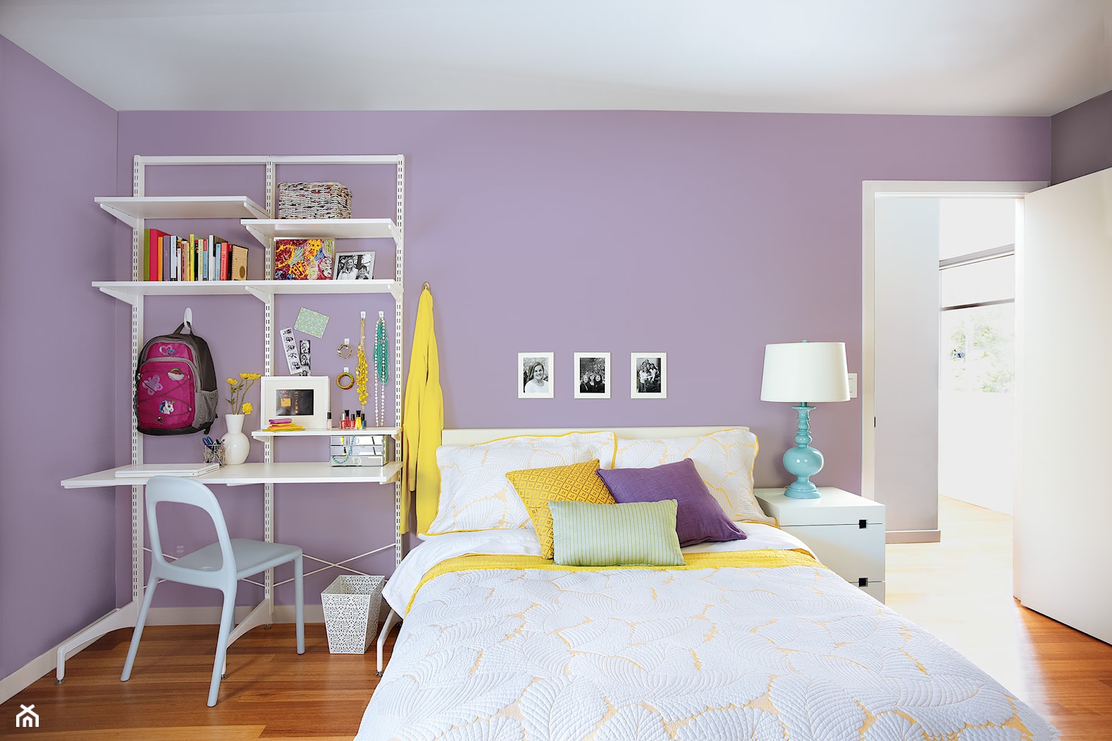 Inspiracje - Mały fioletowy pokój dziecka dla nastolatka dla dziewczynki, styl nowoczesny - zdjęcie od Command Inspiracje - Homebook