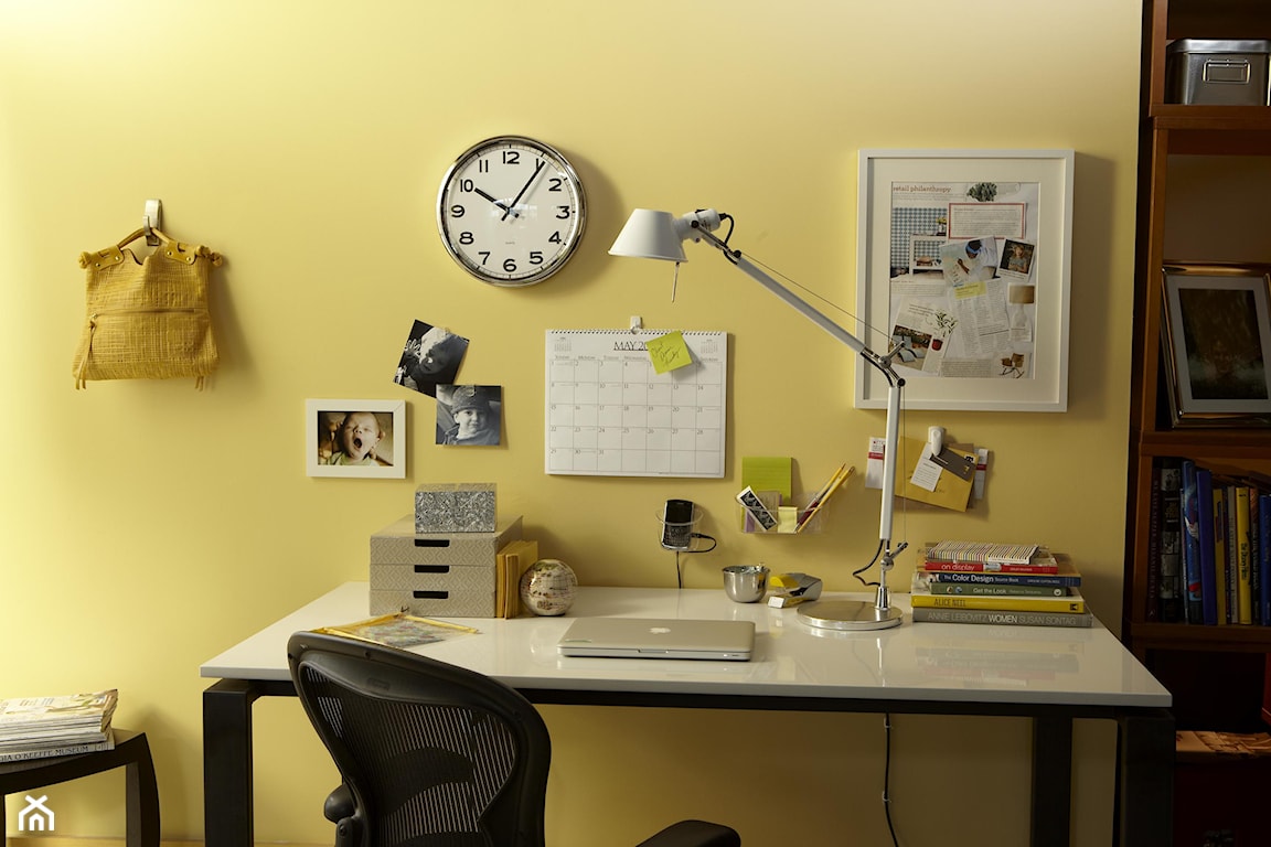 domowe biuro, strefa biurka, porządki wokół biurka, ściana nad biurkiem