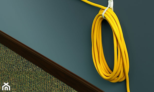 organizacja kabli, porządkowanie kabli, kabel przymocowany do ściany