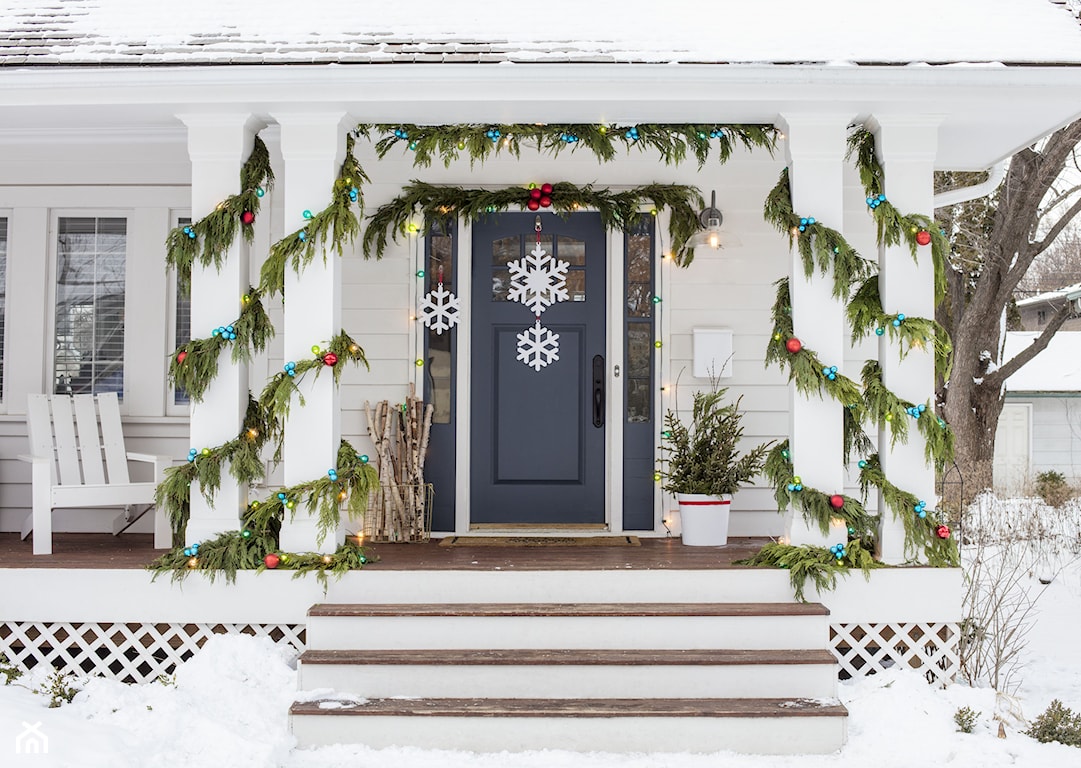 dekoracje świąteczne, dekoracje zewnętrzne, dekoracja drzwi, świąteczne dekoracje przed domem
