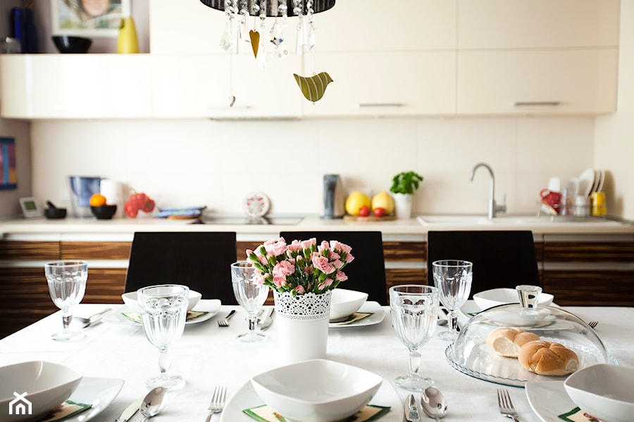Apartament na Woli 84m2 - Mała biała jadalnia w kuchni, styl glamour - zdjęcie od Modeco Magda Olszewska - Architektura wnętrz
