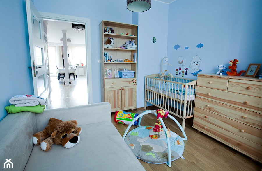 Apartament na Woli 84m2 - Mały niebieski pokój dziecka dla niemowlaka dla dziecka dla chłopca dla dziewczynki dla rodzeństwa, styl tradycyjny - zdjęcie od Modeco Magda Olszewska - Architektura wnętrz