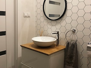 Mała, jasna łazienka w stylu skandynawskim - zdjęcie od studio98