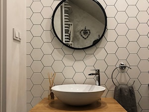 Mała, jasna łazienka w stylu skandynawskim - zdjęcie od studio98