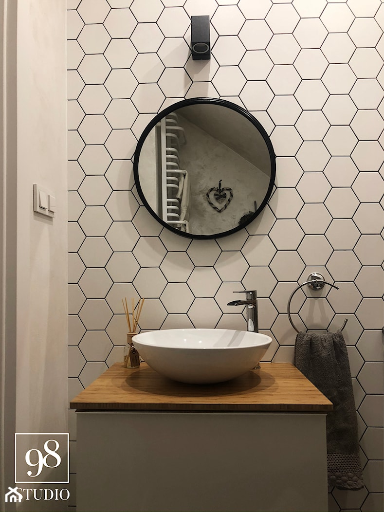 Mała, jasna łazienka w stylu skandynawskim - zdjęcie od studio98 - Homebook