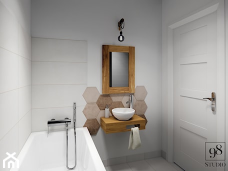 Aranżacje wnętrz - Łazienka: Mała łazienka z płytkami heksagonalnymi i drewnianym lustrem - studio98. Przeglądaj, dodawaj i zapisuj najlepsze zdjęcia, pomysły i inspiracje designerskie. W bazie mamy już prawie milion fotografii!