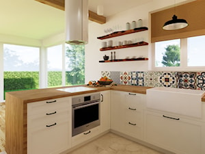 Duża kuchnia z białymi frontami i drewnianym blatem - zdjęcie od studio98