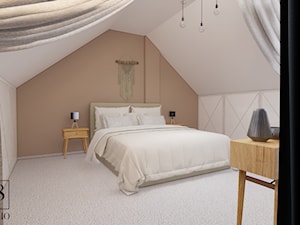 Nowoczesna sypialnia na poddaszu w bieli, beżach oraz z drewnem - zdjęcie od studio98