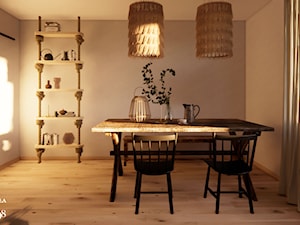 Jadalnia w stylu rustykalnym - stół z krzesłami i ratanowymi lampami - zdjęcie od studio98