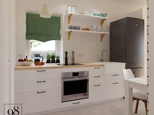 Biała kuchnia z półkami w kawalerce - zdjęcie od studio98
