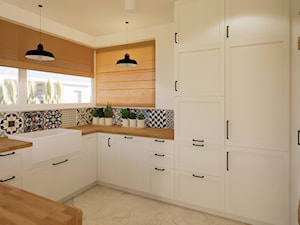 Duża kuchnia z białymi frontami i drewnianym blatem - zdjęcie od studio98