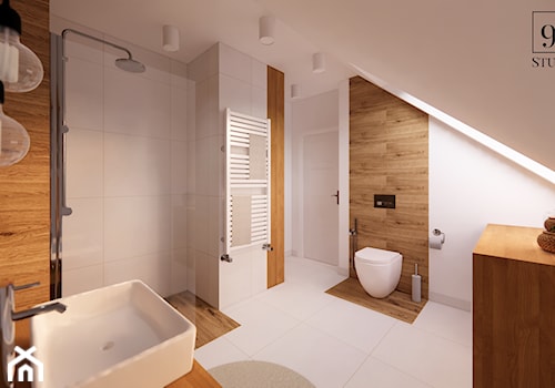 Łazienka ze skosami z mozaika kamienną, drewnem i prysznicem - zdjęcie od studio98