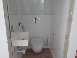 Dom jednorodzinny - Mała na poddaszu z lustrem łazienka - zdjęcie od Pro Master