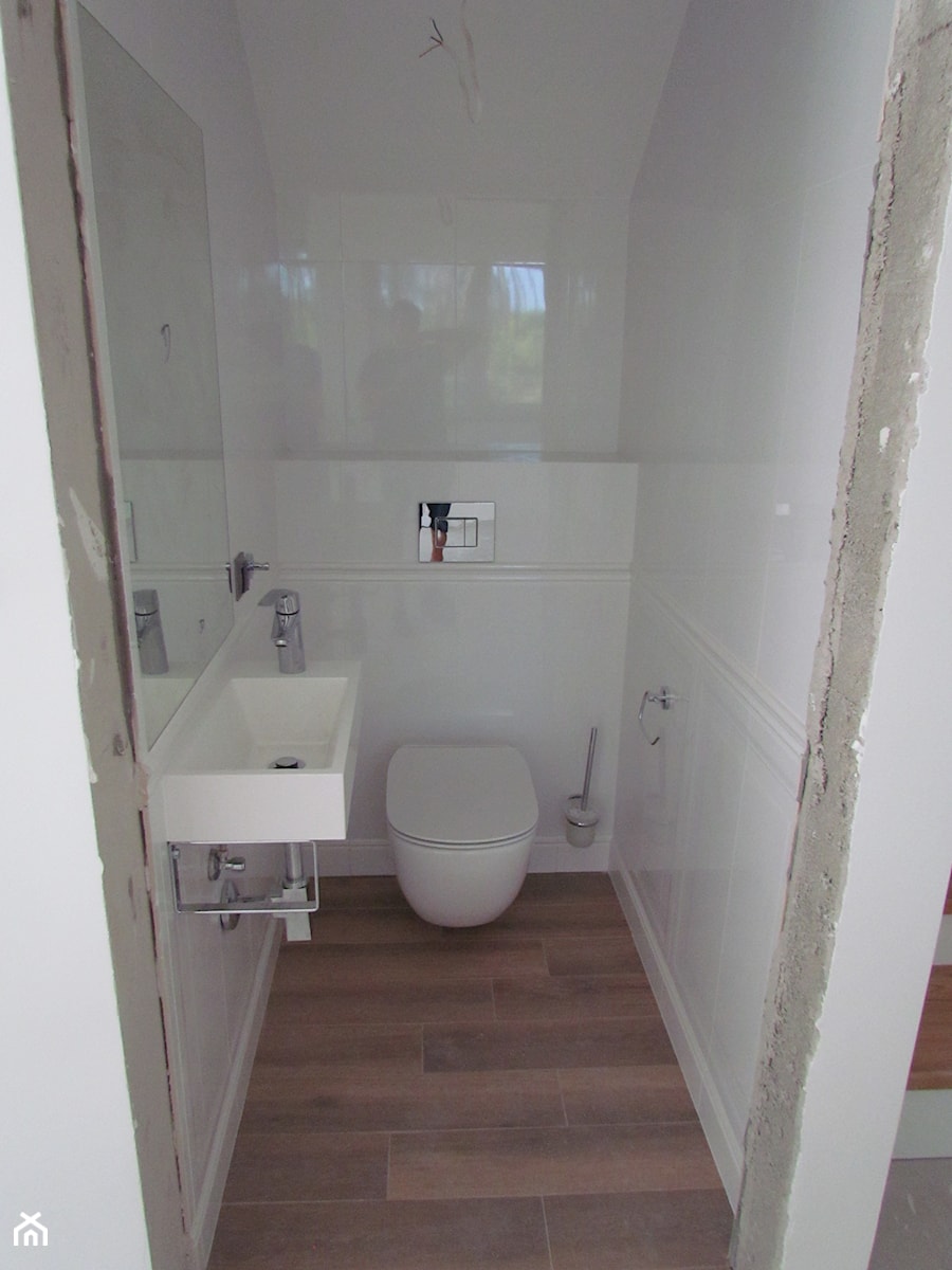 Dom jednorodzinny - Mała na poddaszu z lustrem łazienka - zdjęcie od Pro Master