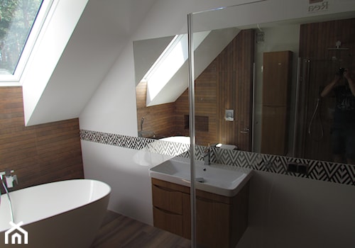 Dom jednorodzinny - Średnia na poddaszu z lustrem łazienka z oknem - zdjęcie od Pro Master