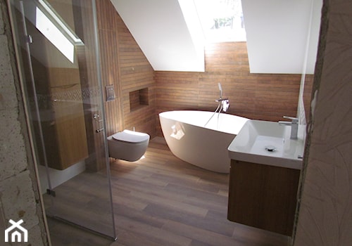 Dom jednorodzinny - Średnia na poddaszu z lustrem łazienka z oknem - zdjęcie od Pro Master