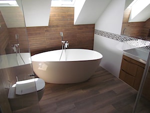 Dom jednorodzinny - Średnia na poddaszu łazienka z oknem - zdjęcie od Pro Master