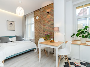 Rest inn Apartment Premium - Średnia biała z biurkiem sypialnia - zdjęcie od SpacerWEB Fotografia wnętrz i Wirtualne spacery 3D